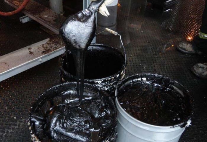 What are the uses of natural bitumen?